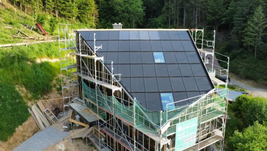 Welle2 scaled Winkler Solaranlagen und Photovoltaik Solardach mit Design-Dachfenster, 14,7 kW PV, 8,2 m2 Solarthermie